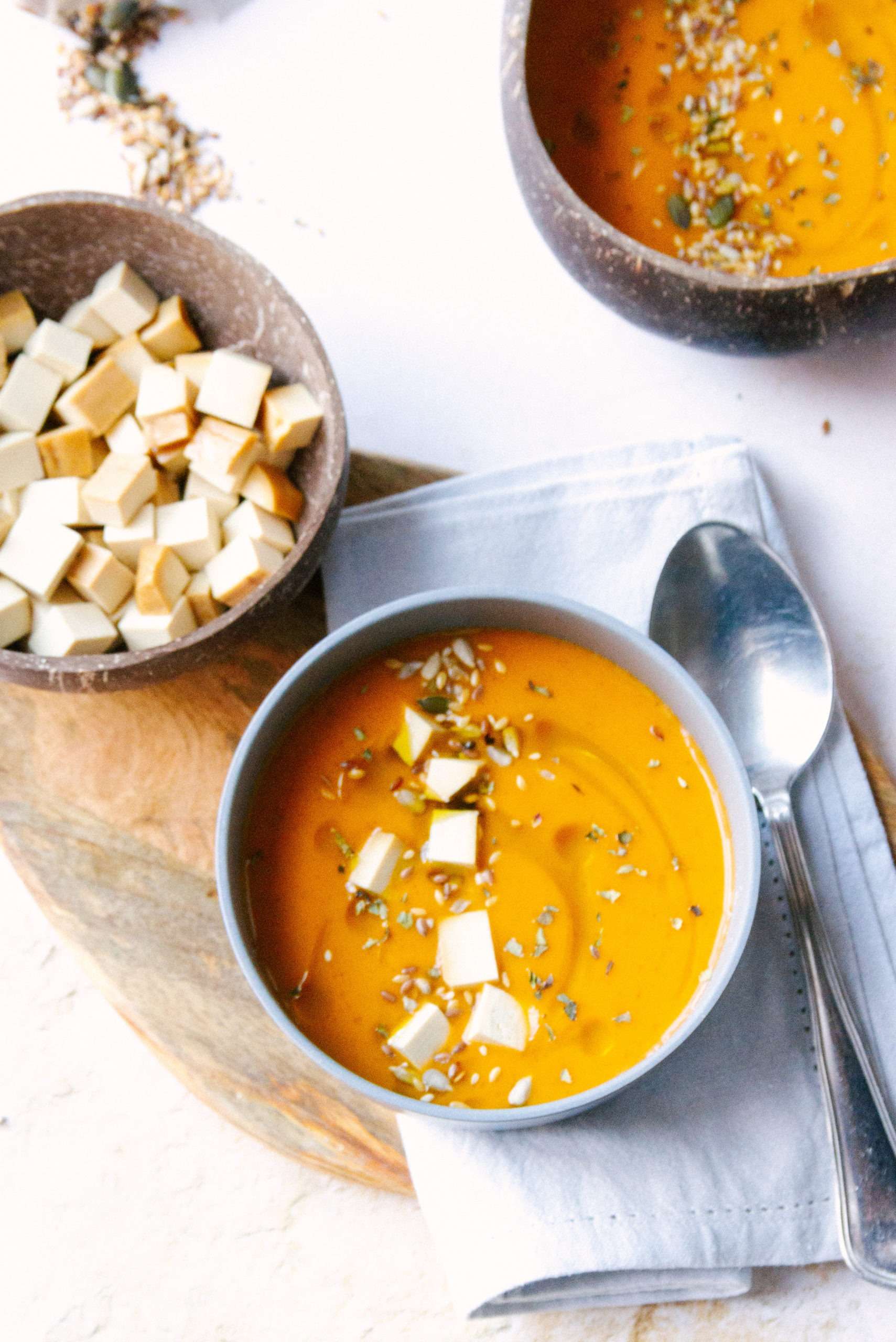 Sopa de tomate assado com tofu fumado e sésamo