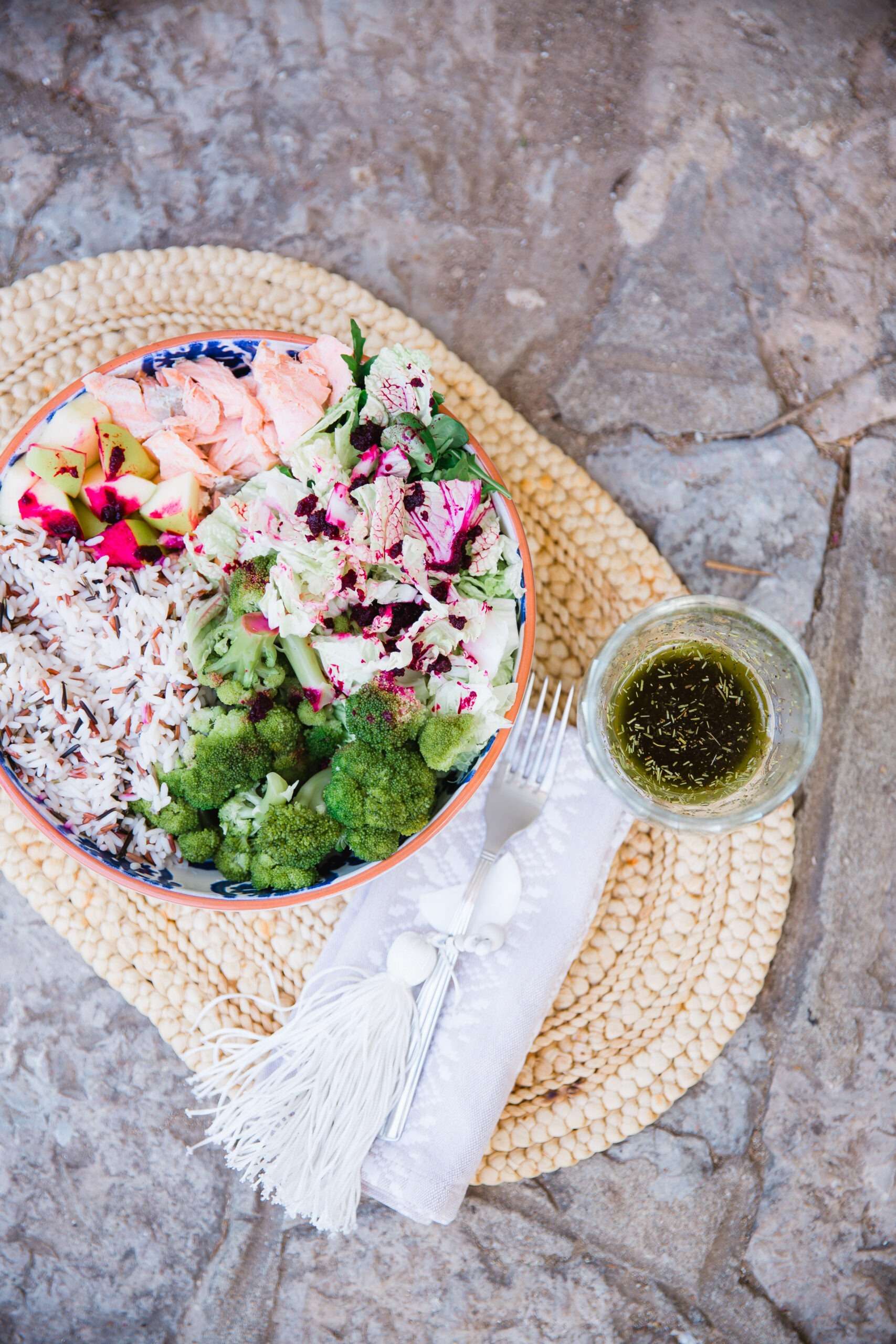 salada de salmão com arroz selvagem