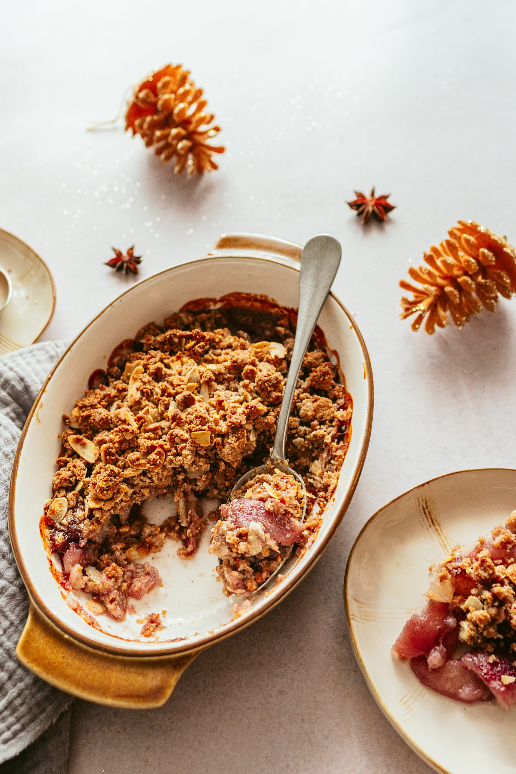 Crumble de pêras bêbedas com crocante de amêndoa e tâmaras