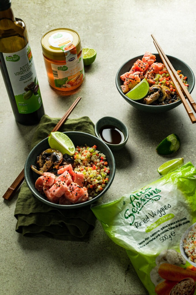 Poke de salmão com riced veggies