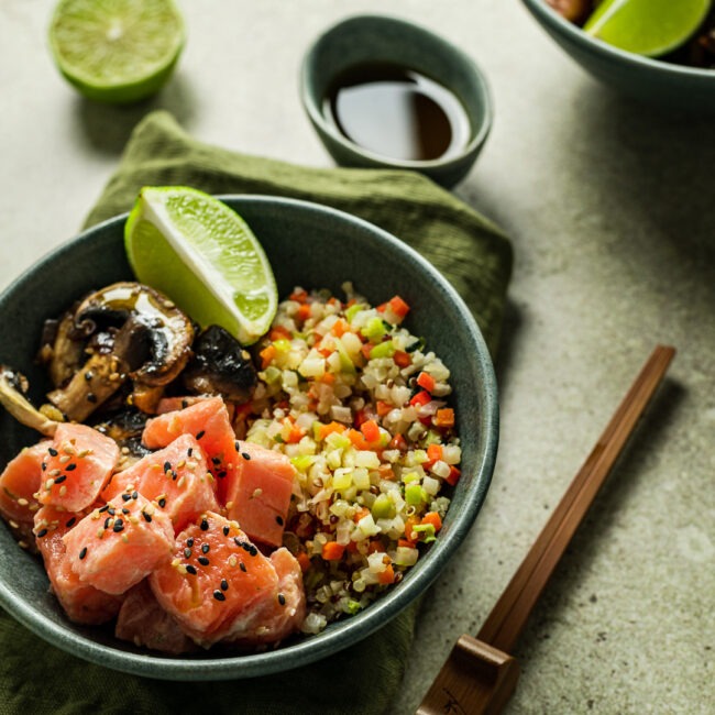 Poke de salmão com riced veggies