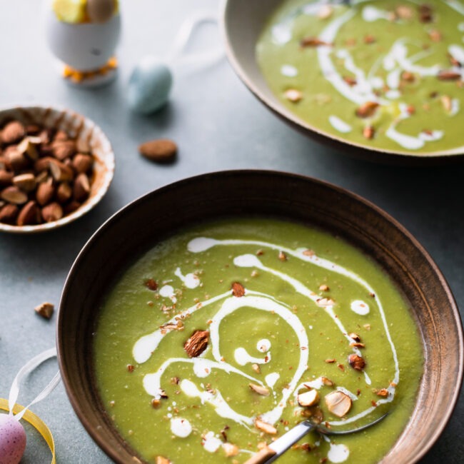 Creme de espargos com amêndoas torradas