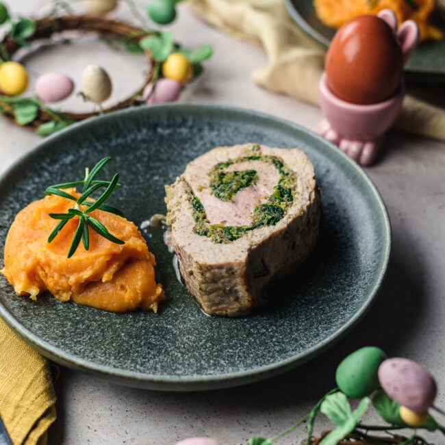 Lombo de porco recheado com puré de batata e cenoura