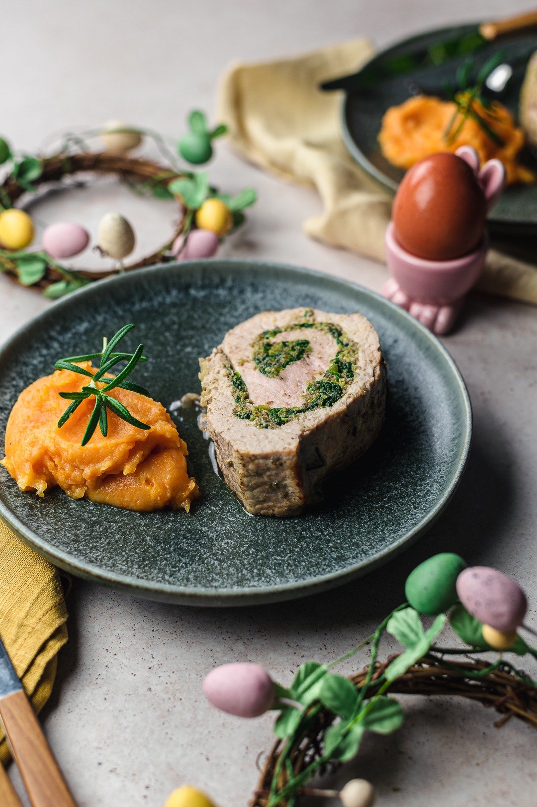 Lombo de porco recheado com puré de batata e cenoura