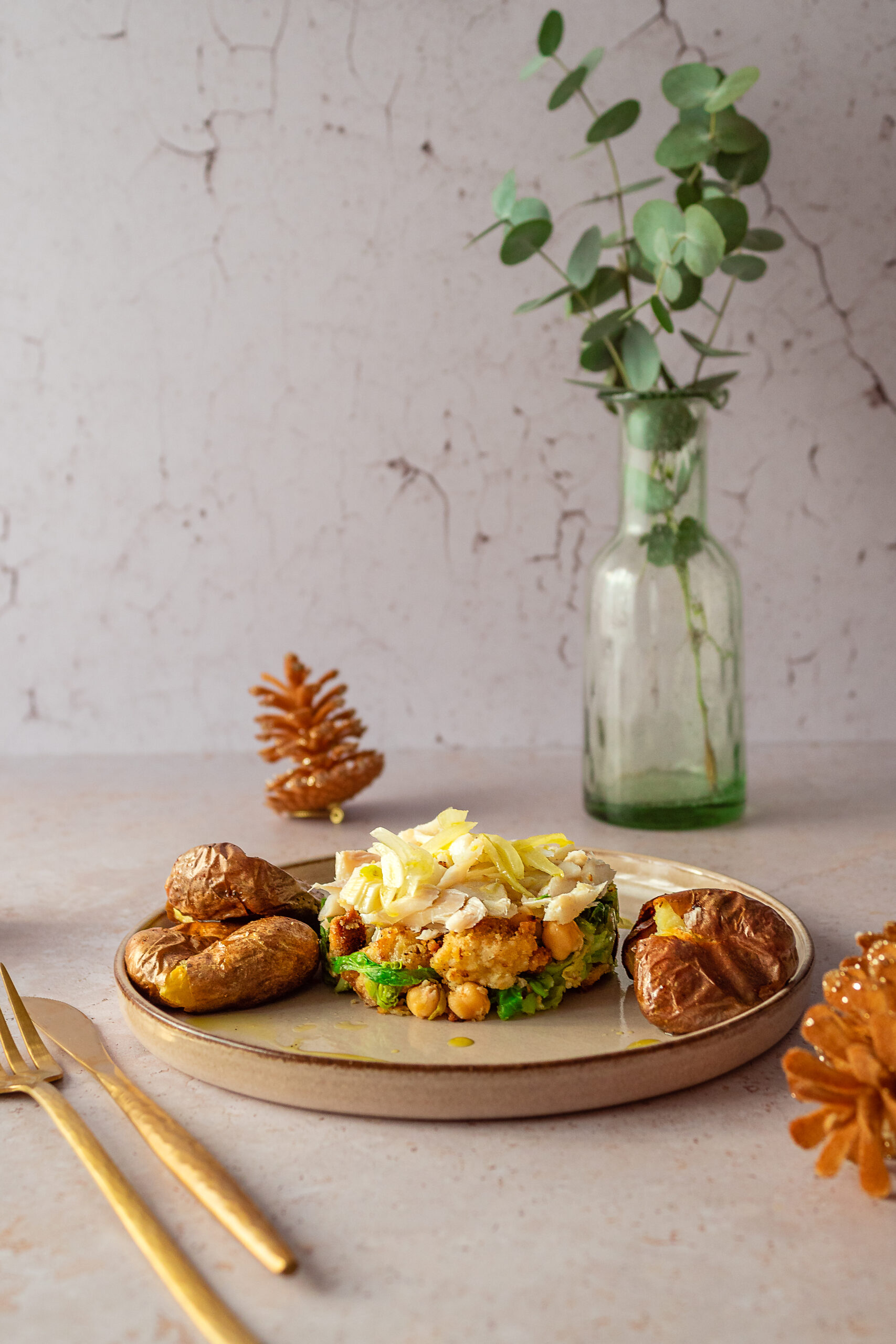 Trilogia de grão, migas de couve com batata e lascas de bacalhau