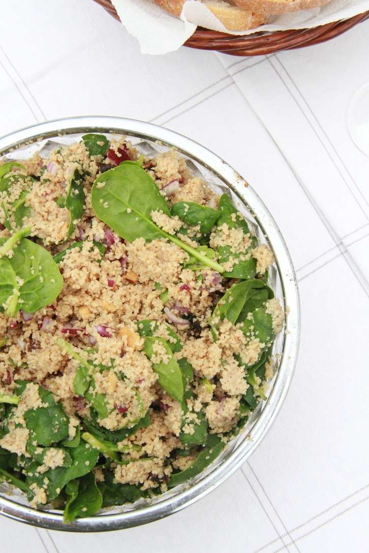 Salada de couscous integral com espinafres e molho de amêndoa
