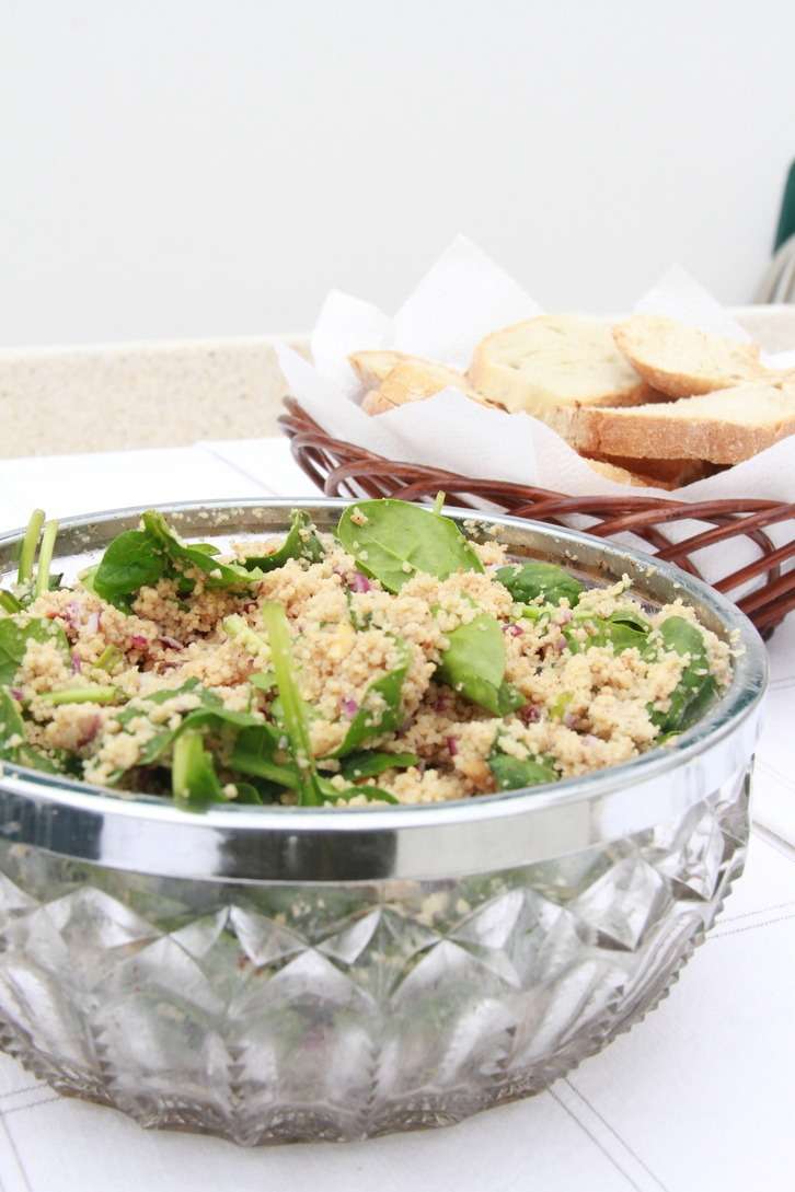 Salada de couscous integral com espinafres e molho de amêndoa
