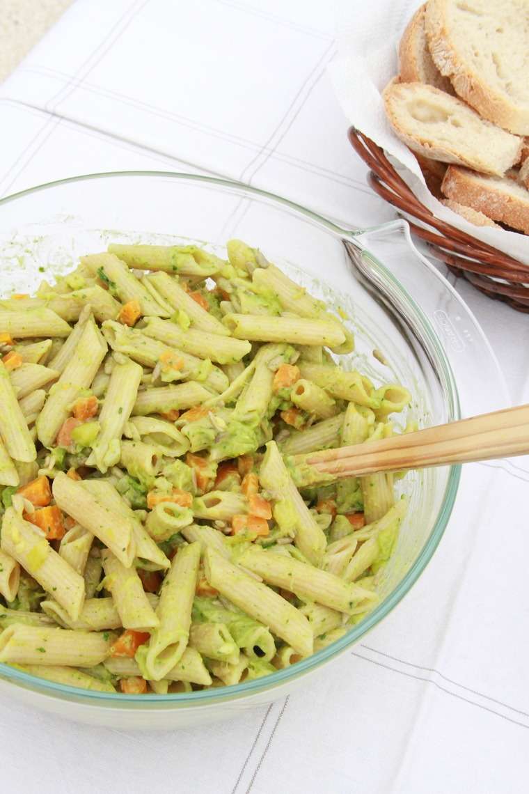 Macarrão integral com curgete e abacate 