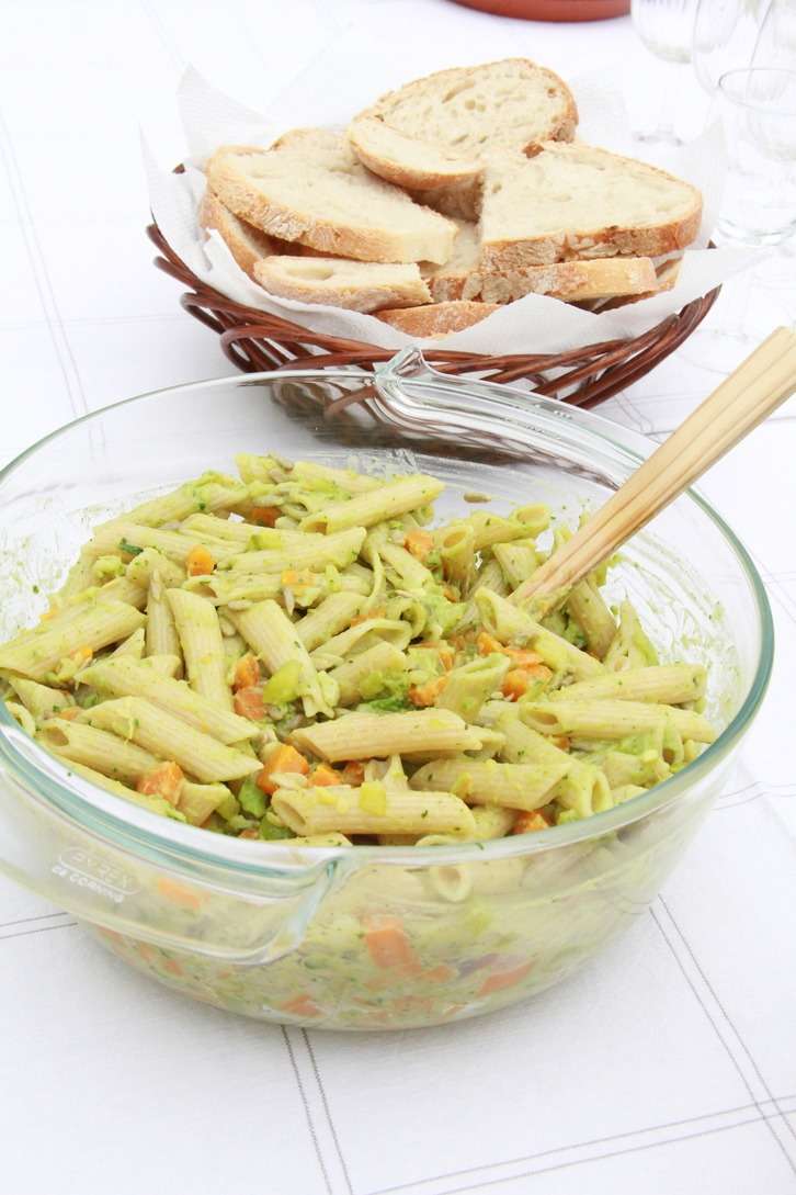 Macarrão integral com curgete e abacate