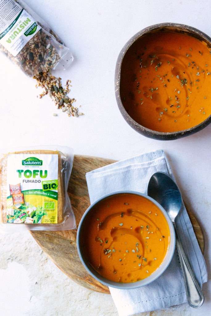 Sopa de tomate assado com tofu fumado e sésamo