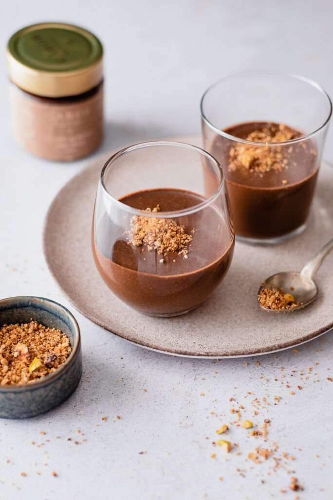 Mousse de alfarroba com praline de frutos secos