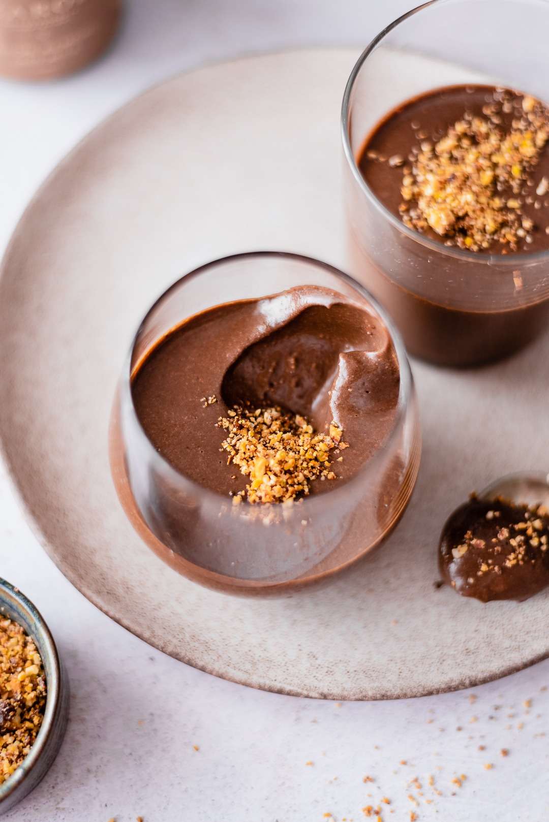 Mousse de alfarroba com praline de frutos secos