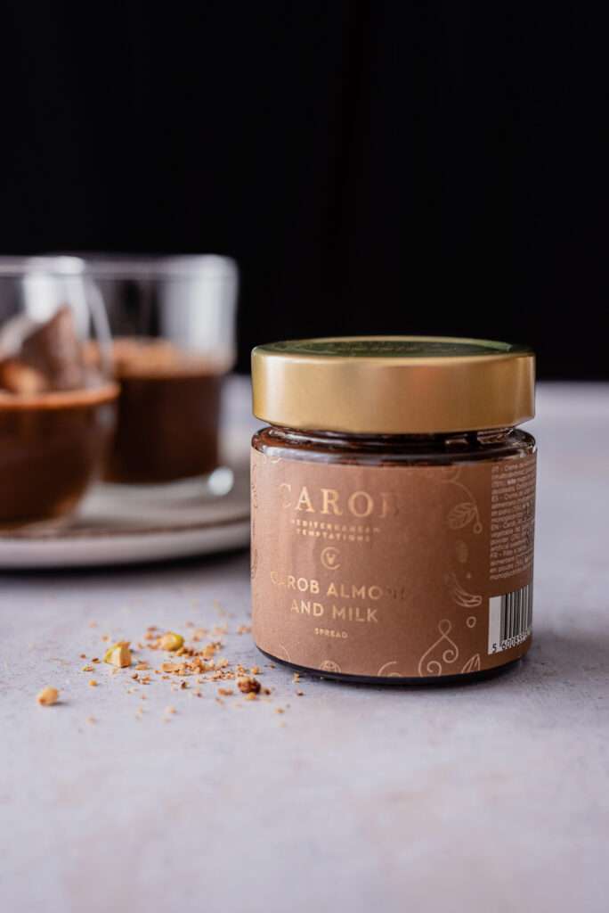 Mousse de alfarroba com praline de frutos secos
