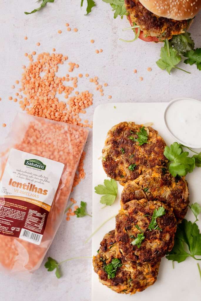 Hambúrguer de lentilhas com molho de iogurte