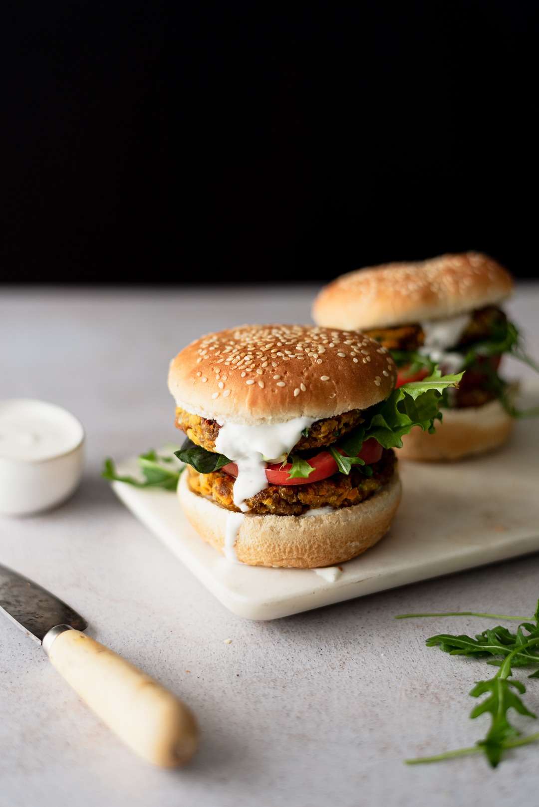 Hambúrguer de lentilhas com molho de iogurte
