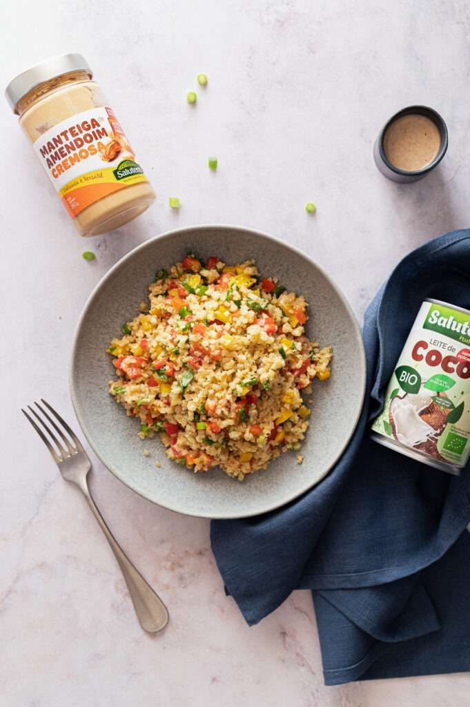Arroz de "couve flor" com molho de manteiga de amendoim