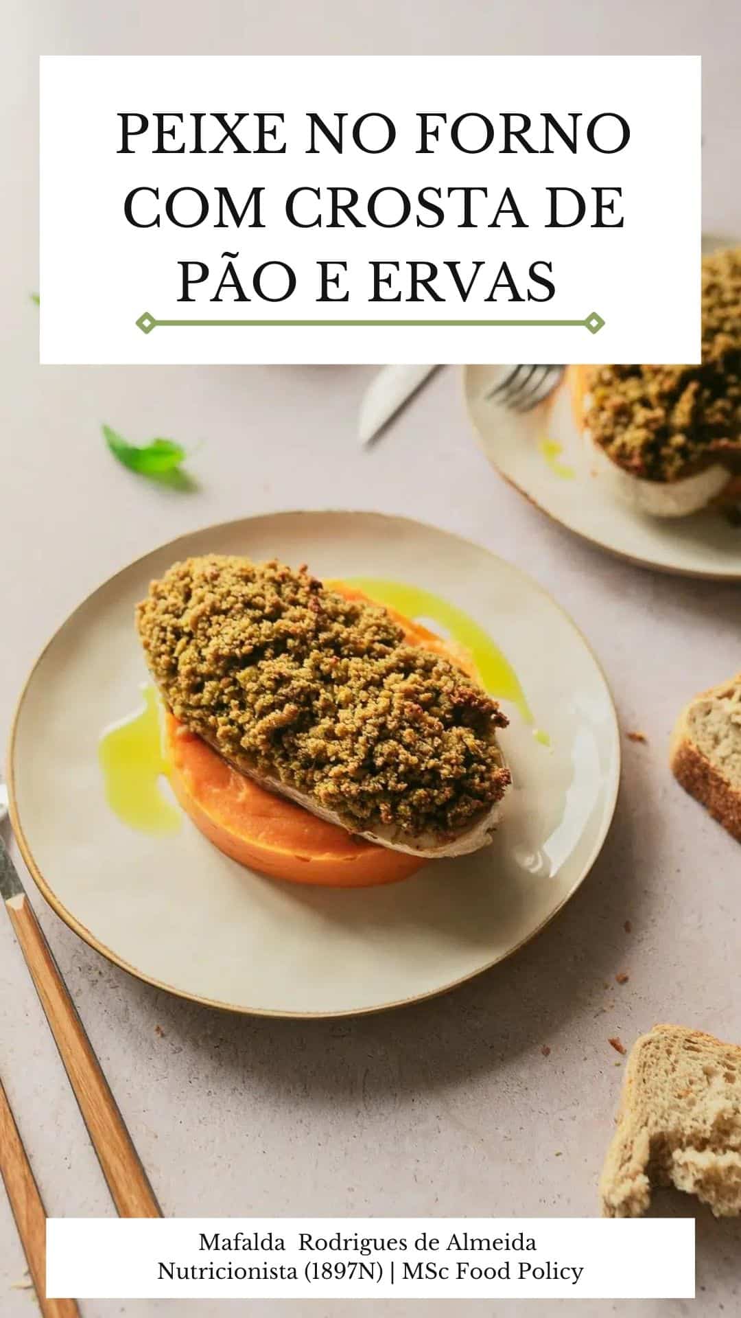 peixe no forno com crosta de pão e ervas