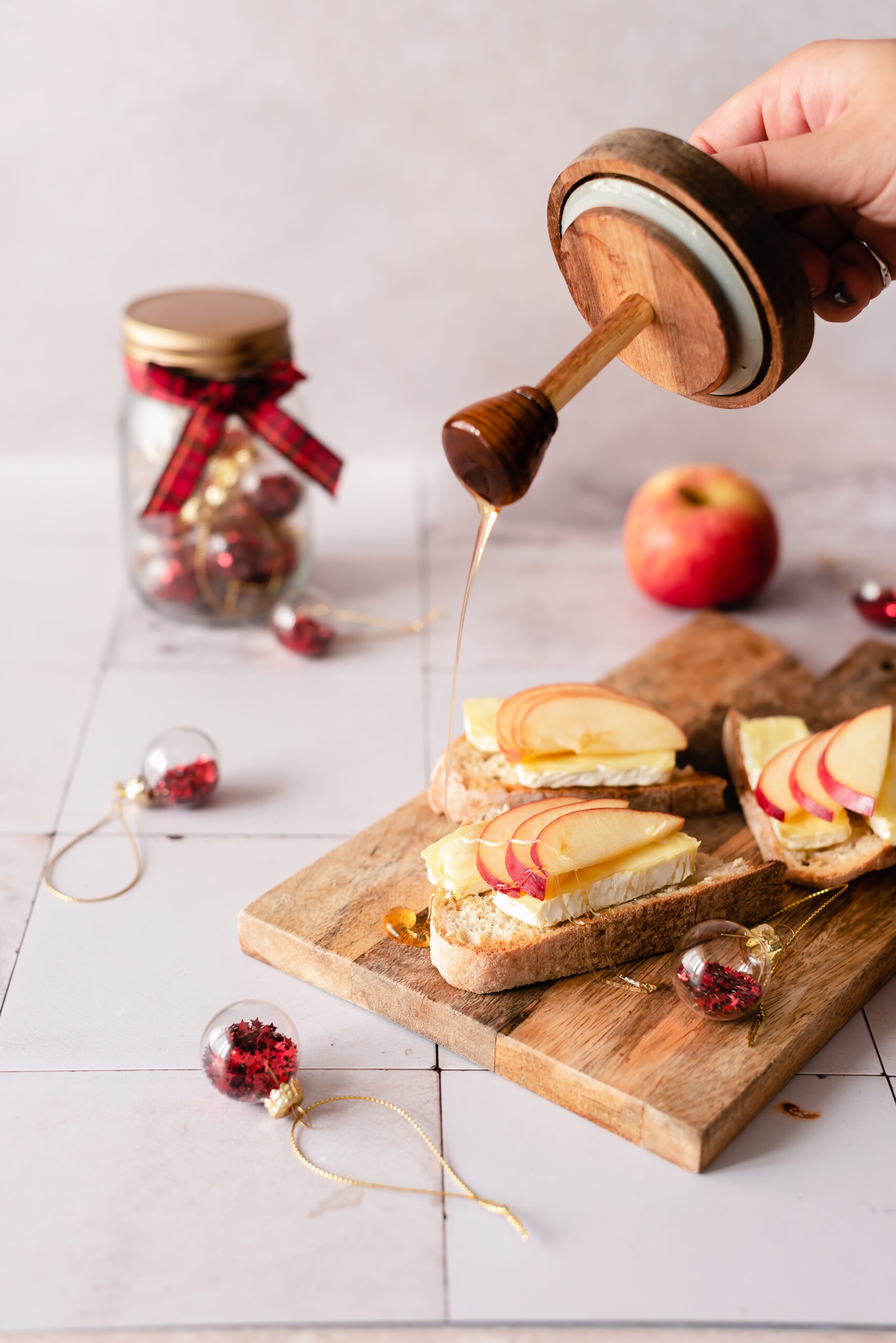 Bruschettas de brie derretido com lascas de maçã