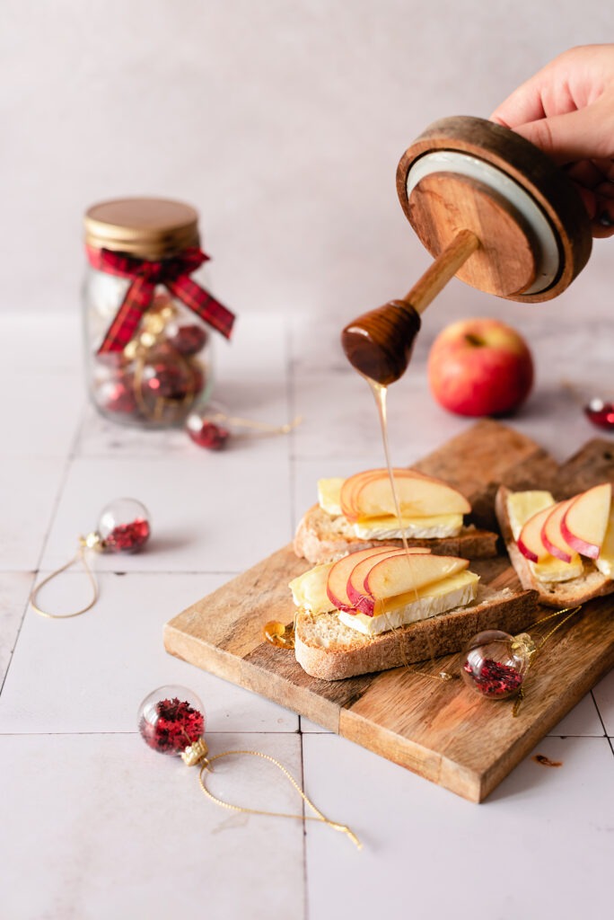 Bruschettas de brie derretido com lascas de maçã