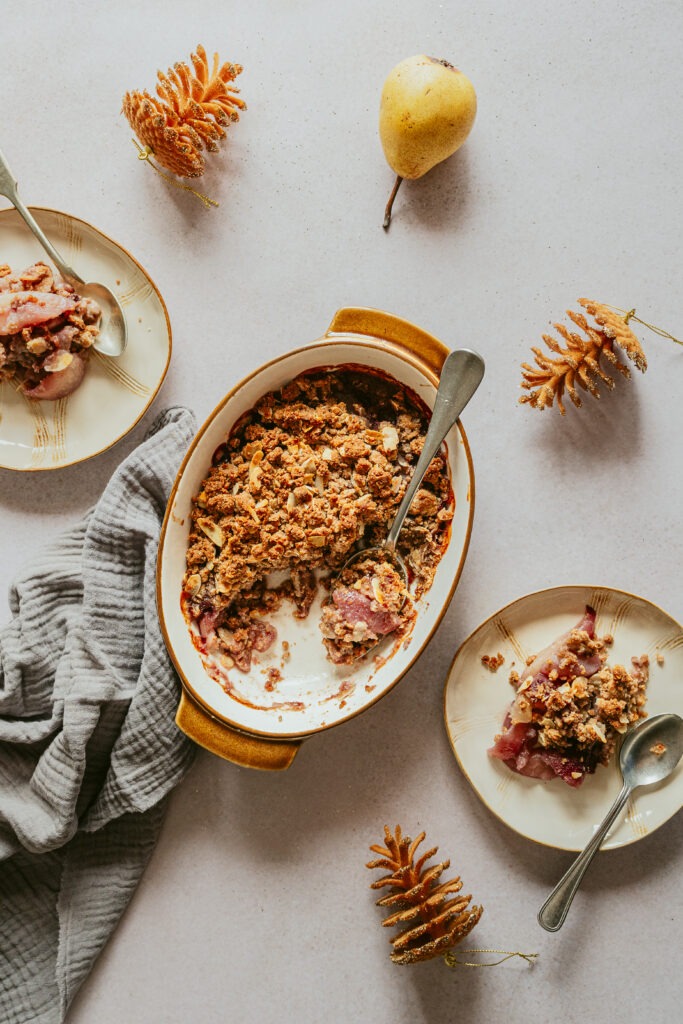 Crumble de pêras bêbedas com crocante de amêndoa e tâmaras