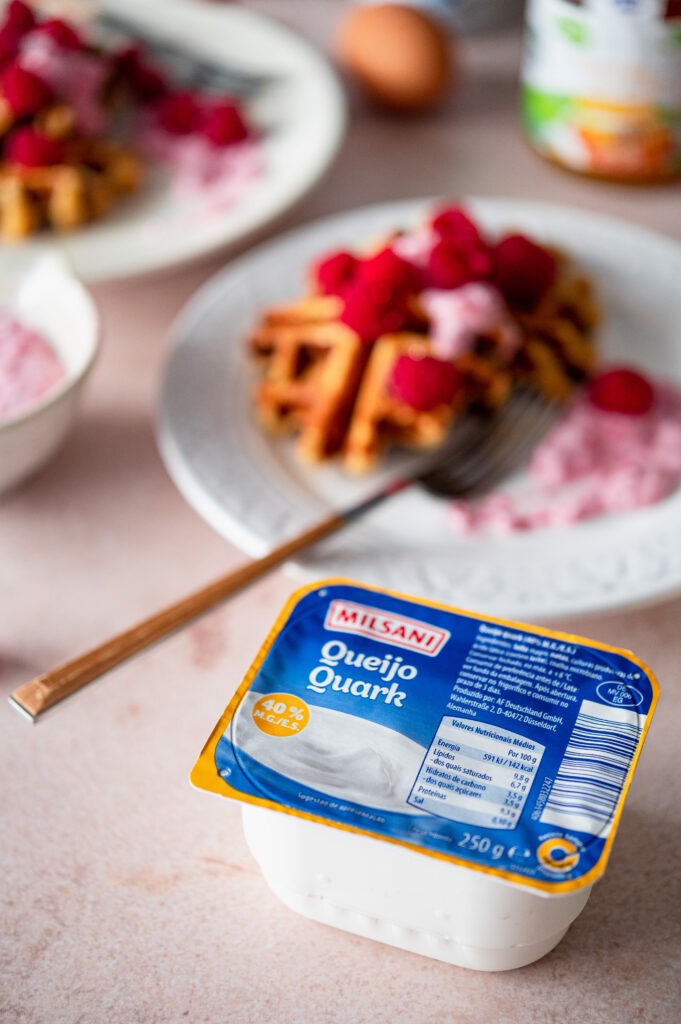 Waffles de Quark com creme de skyr e framboesa