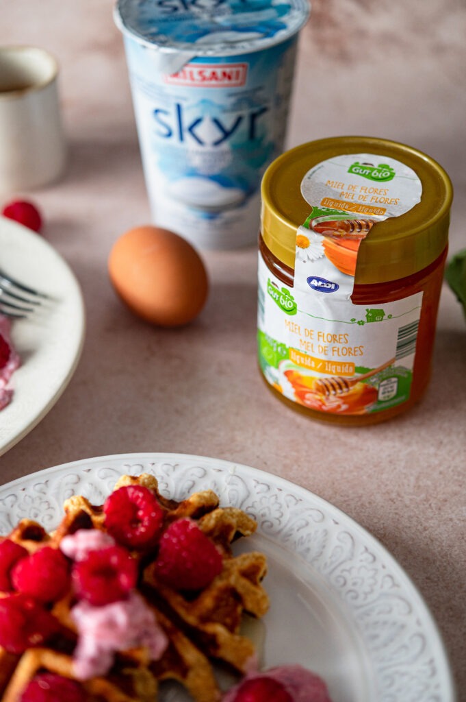 Waffles de Quark com creme de skyr e framboesa