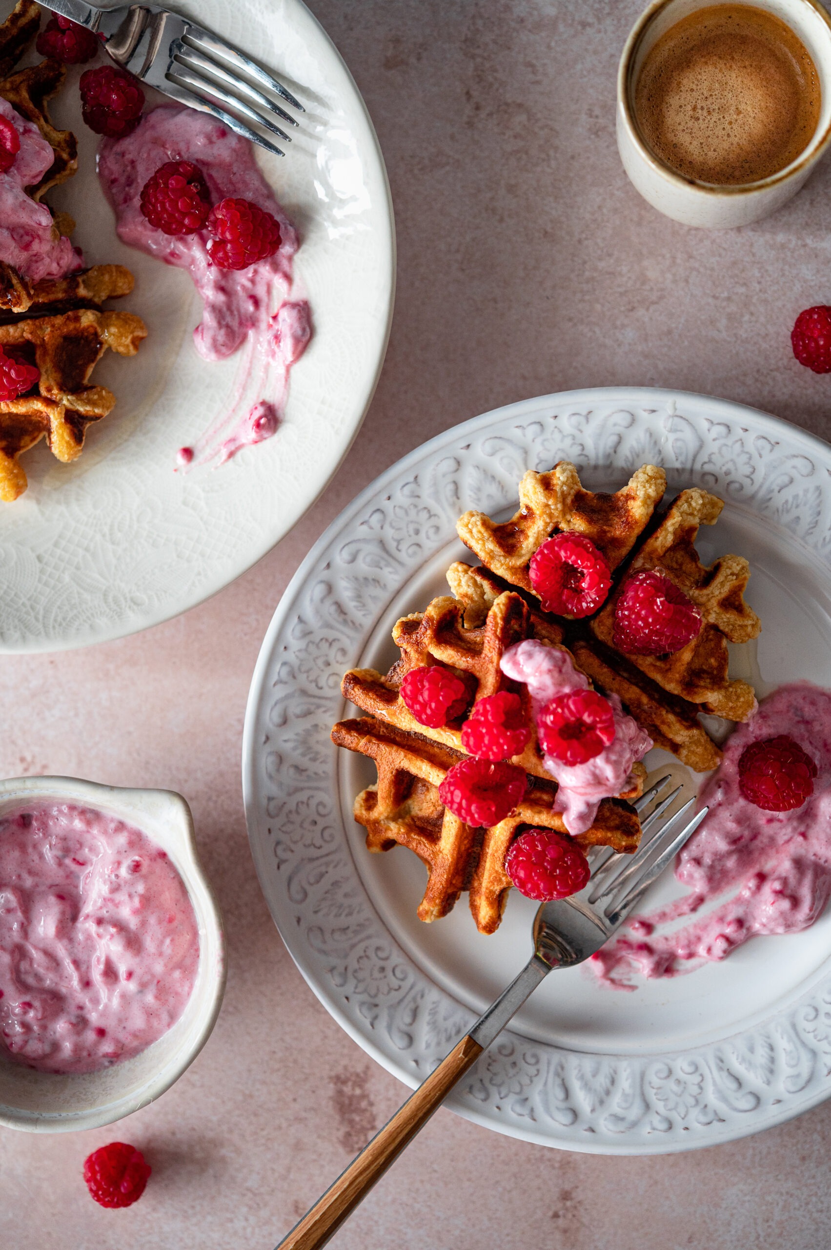 Waffles de Quark com creme de skyr e framboesa