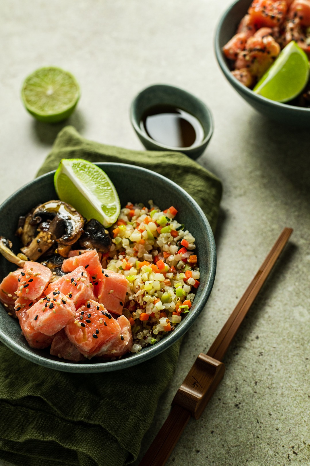Poke de salmão com riced veggies