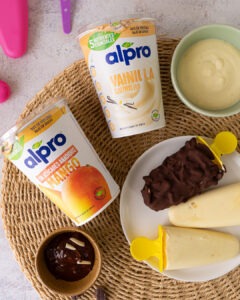 Gelado de baunilha com chocolate e amêndoas