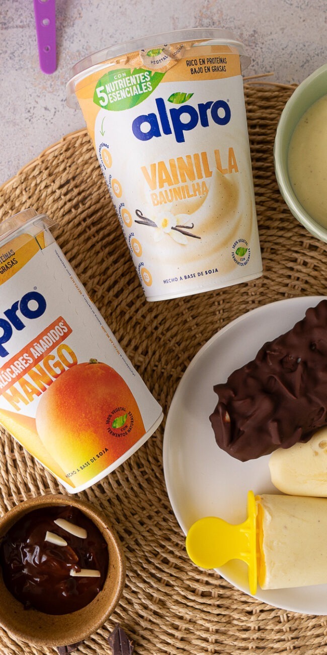 Gelado de baunilha com chocolate e amêndoas