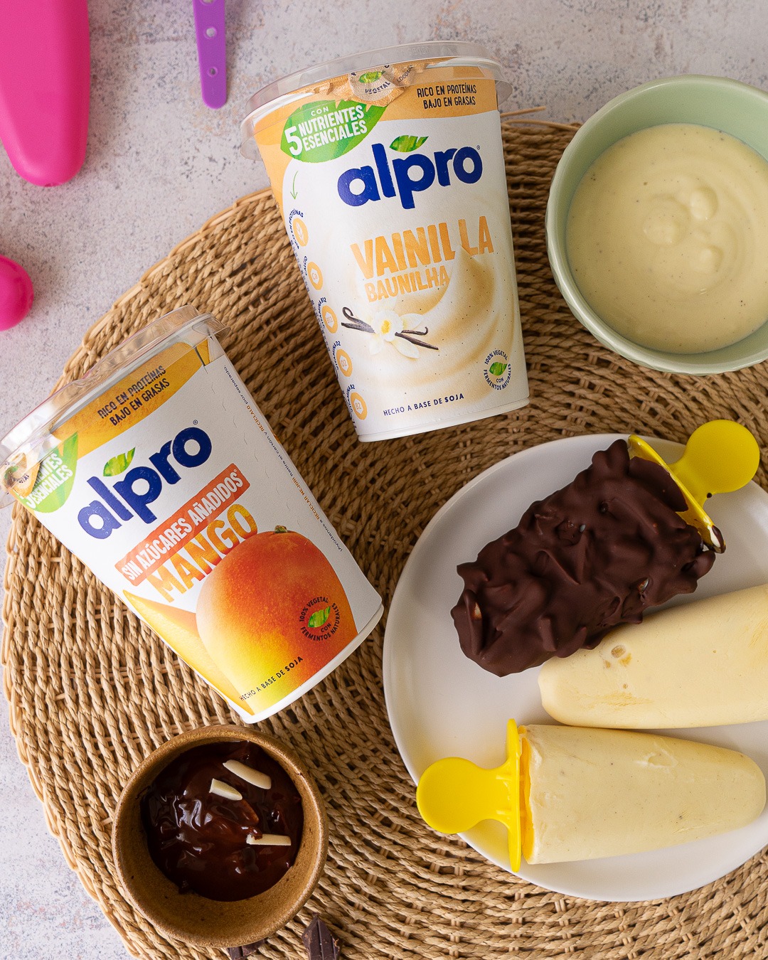 Gelado de baunilha com chocolate e amêndoas