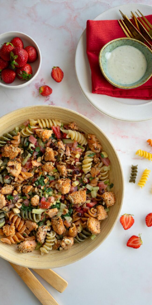 Salada salsa de morango, croutons de salmão e sésamo com molho de iogurte e lima