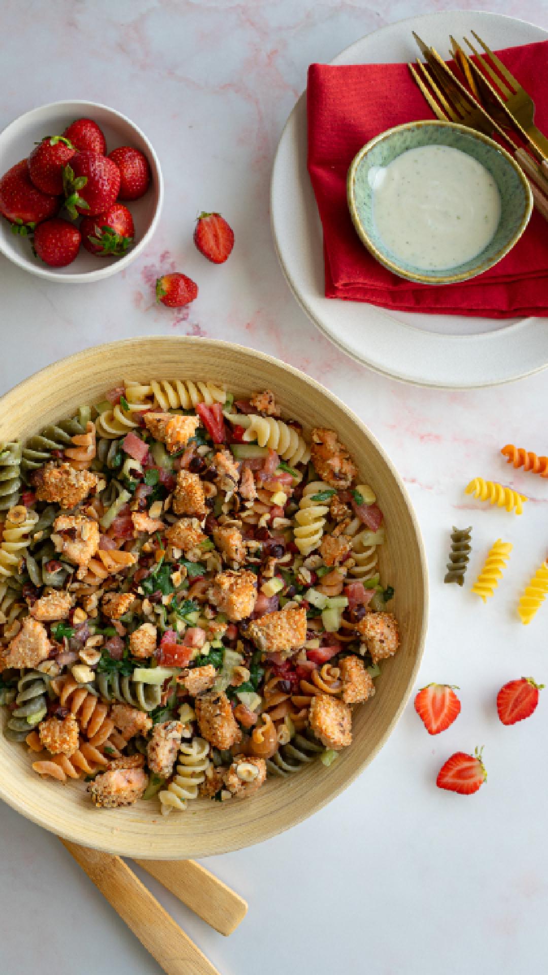 Salada salsa de morango, croutons de salmão e sésamo com molho de iogurte e lima